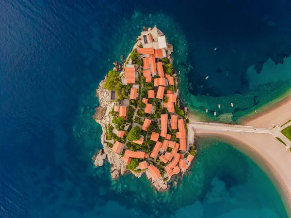 Aerofógráfia. Kilátás repülő drónról. Panorámás kilátás nyílik Sveti Stefan sziget Budva egy gyönyörű nyári napon, Montenegró. Top View-ban. Gyönyörű úti célok — Stock Fotó