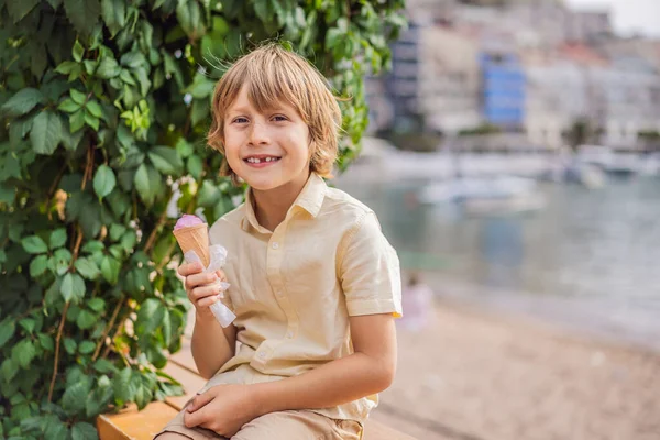 Primo piano del ragazzo turistico che mangia gelato tradizionale italiano in una città europea — Foto Stock