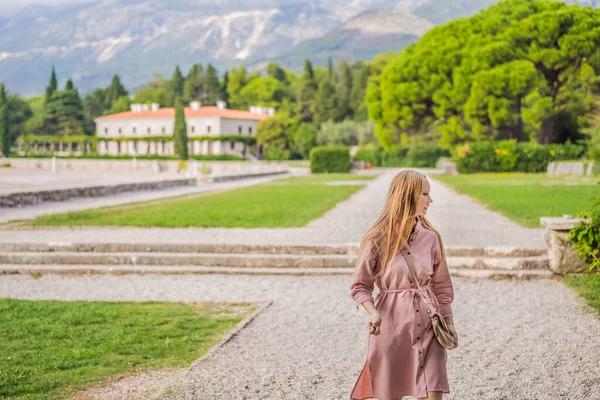 Женщина-туристка, гуляющая вместе в Черногории. Панорамный летний пейзаж красивого зеленого Королевского парка Милосер на берегу Адриатического моря, Черногория — стоковое фото