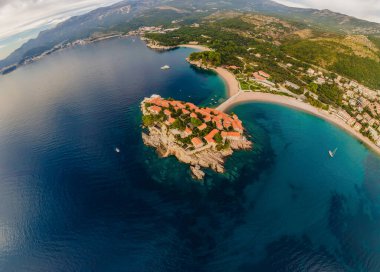 Havacılık bilimi. Uçan İHA 'nın görüntüsü. Karadağ 'ın güzel bir yaz gününde Budva' daki Sveti Stefan adasının panoramik manzarası. Üst Manzara. Güzel yerler.