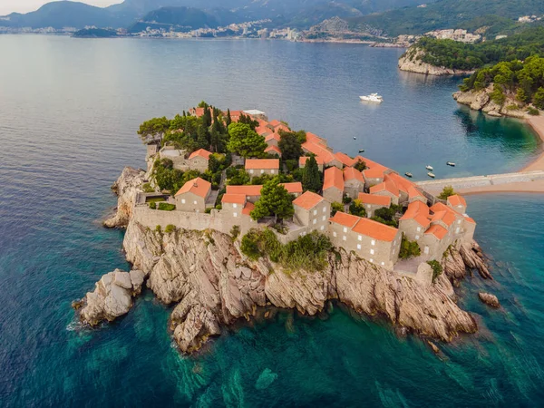 Aerofotografia. Vista do drone voador. Vista panorâmica da ilha Sveti Stefan em Budva em um belo dia de verão, Montenegro. Vista superior. Belos destinos — Fotografia de Stock