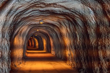 Rafailovici ile Becici Karadağ arasındaki dağın altındaki tünel