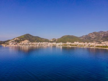 Havacılık bilimi. Uçan İHA 'nın görüntüsü. Karadağ 'ın Budva kentinin panoramik manzarası. Üst Manzara. Güzel yerler.