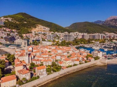Budva'nın eski şehirde bir güzel yaz günü, Karadağ. Havadan görüntü. Üstten Görünüm