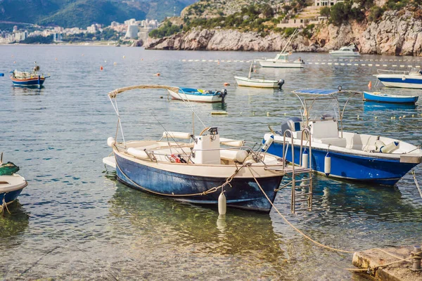 Vista pitoresca de verão da costa do mar Adriático em Budva Riviera, perto da aldeia de Przno. Praia acolhedora e edifícios na rocha. Localização: aldeia de Przno, Montenegro, Balcãs, Europa — Fotografia de Stock