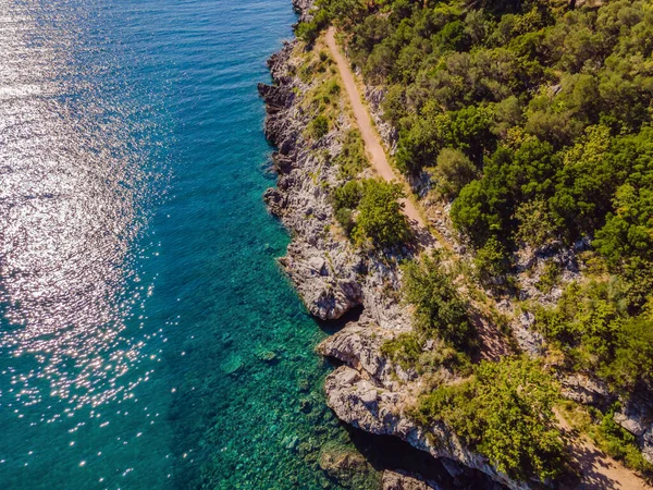 Pintoresco mar costa adriática de Montenegro. Mar de Mediteran turquesa y costa rocosa con árboles de coníferas de hoja perenne. Maravilloso paisaje de verano. Drone. — Foto de Stock