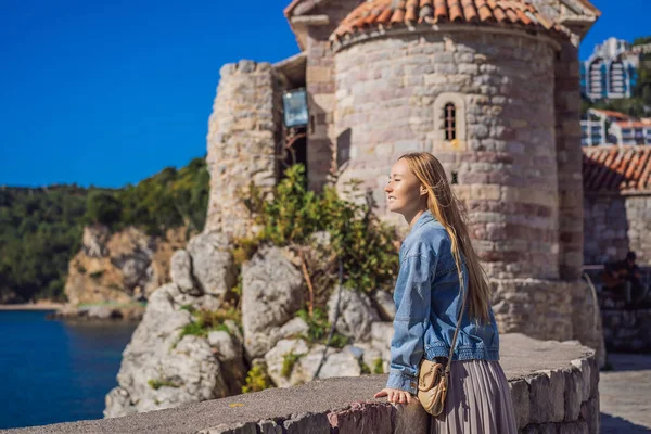 Giovane turista nella città vecchia di Budva. Viaggio in Montenegro concetto — Foto Stock