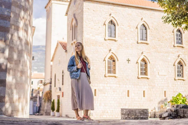Ung kvinna turist i gamla stan i Budva. Resor till Montenegro konceptet — Stockfoto