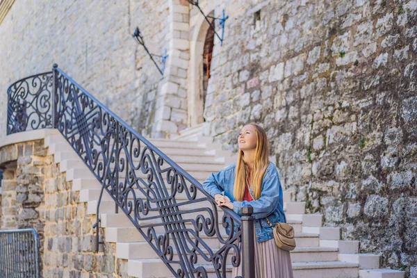 ブドヴァの旧市街の若い女性観光客。モンテネグロのコンセプトへの旅行 — ストック写真