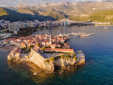 Budva'nın eski şehirde bir güzel yaz günü, Karadağ. Havadan görüntü. Üstten Görünüm