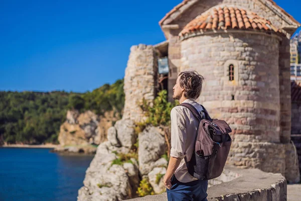 Ung man turist i gamla stan i Budva. Resor till Montenegro konceptet — Stockfoto