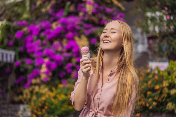 В одному європейському місті біля мальовничої туристичної дівчини з "їдають традиційне морозиво ґелато. — стокове фото