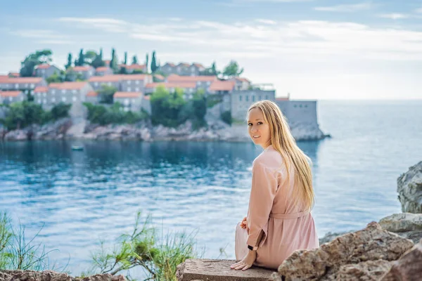 Karadağ 'ın Budva Riviera kentindeki St. Stephen adasının güzel manzaralı kadın turist Sveti Stefan. Karadağ 'a Seyahat