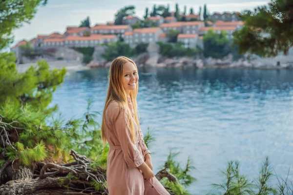 Karadağ 'ın Budva Riviera kentindeki St. Stephen adasının güzel manzaralı kadın turist Sveti Stefan. Karadağ 'a Seyahat