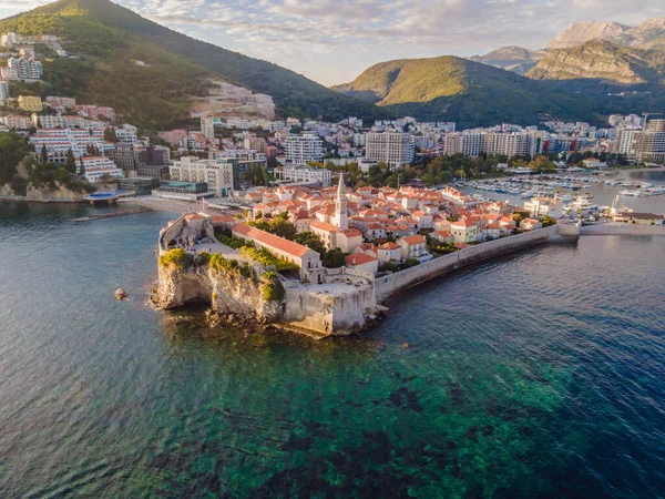 Cidade velha em Budva em um belo dia de verão, Montenegro. Imagem aérea. Vista superior — Fotografia de Stock