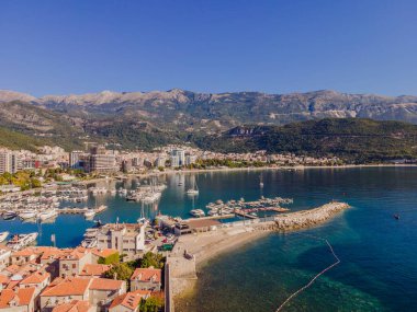 Budva'nın eski şehirde bir güzel yaz günü, Karadağ. Havadan görüntü. Üstten Görünüm