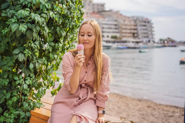 В одному європейському місті біля мальовничої туристичної дівчини з "їдають традиційне морозиво ґелато. — стокове фото