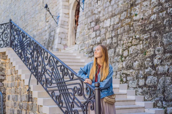 Giovane turista nella città vecchia di Budva. Viaggio in Montenegro concetto — Foto Stock