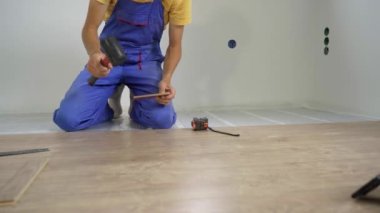 Profesyonel lamine döşeyici lamine ahşap döşeyici.