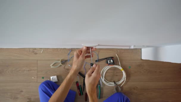電気技師はコンセントを壁に設置する。建設と家の修理 — ストック動画
