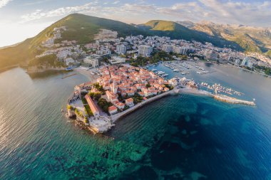 Budva'nın eski şehirde bir güzel yaz günü, Karadağ. Havadan görüntü. Üstten Görünüm