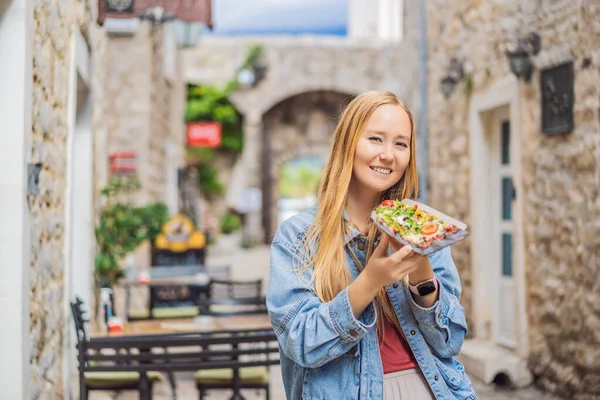 Молода жінка купує традиційну піцу в старому місті Будува. Подорож до Чорногорії — стокове фото