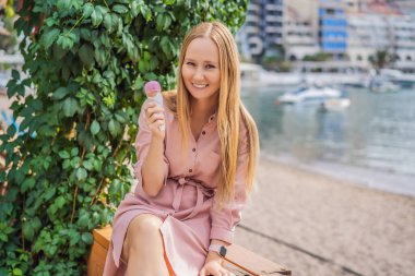 Avrupa 'nın bir şehrinde geleneksel İtalyan dondurması yiyen güzel turist kıza yakın durun.