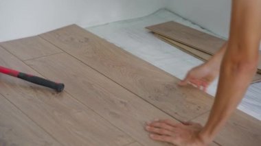 Profesyonel lamine döşeyici lamine ahşap döşeyici.