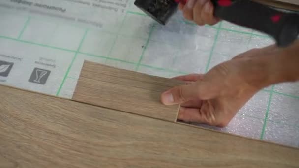 A man professional laminate installer laying laminate wood — Stock Video