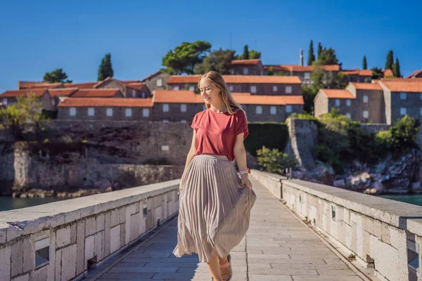 Karadağ 'ın Budva Riviera kentindeki St. Stephen adasının güzel manzaralı kadın turist Sveti Stefan. Karadağ 'a Seyahat — Stok fotoğraf