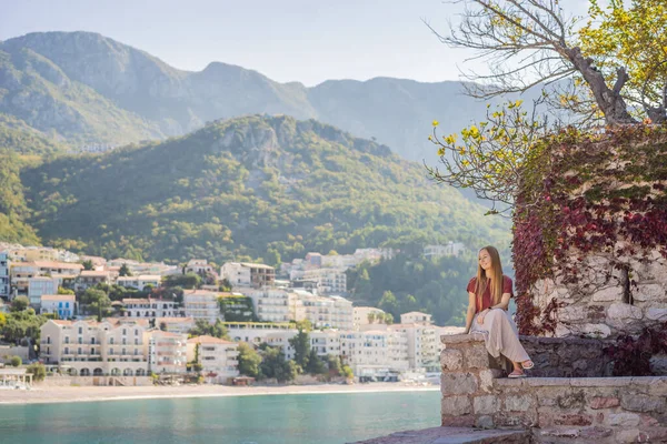 Karadağ 'ın Budva Riviera kentindeki St. Stephen adasının güzel manzaralı kadın turist Sveti Stefan. Karadağ 'a Seyahat — Stok fotoğraf