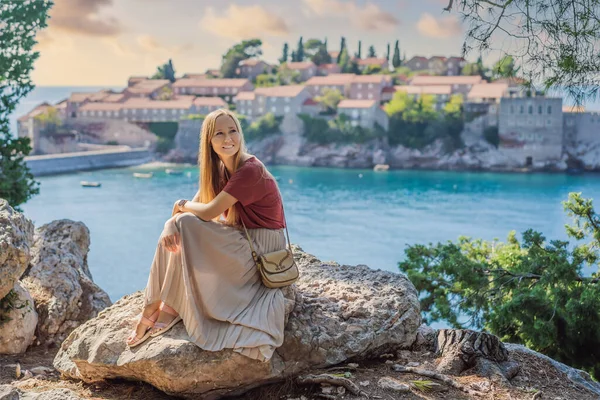 Mulher turista no fundo da bela vista da ilha de Santo Estêvão, Sveti Stefan no Budva Riviera, Budva, Montenegro. Viajar para Montenegro conceito — Fotografia de Stock