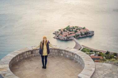 Karadağ 'ın Budva Riviera kentindeki St. Stephen adasının güzel manzaralı kadın turist Sveti Stefan. Karadağ 'a Seyahat