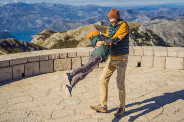 Baba ve oğlu Karadağ 'daki ulusal park Lovcen' de dağ manzarasında gezginler. Karadağ 'a çocuk konseptiyle seyahat