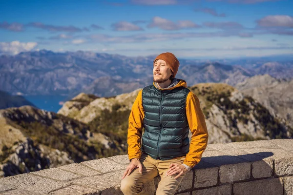 Hombre viajero en paisaje de montaña en el parque nacional Lovcen, Montenegro. Viajes a Montenegro concepto — Foto de Stock