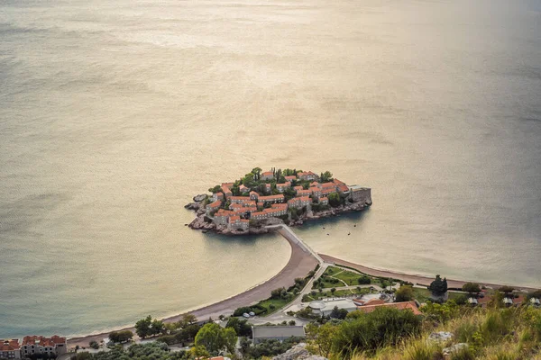 Černá Hora, ostrov sv. Štěpána na pobřeží Jaderského moře — Stock fotografie