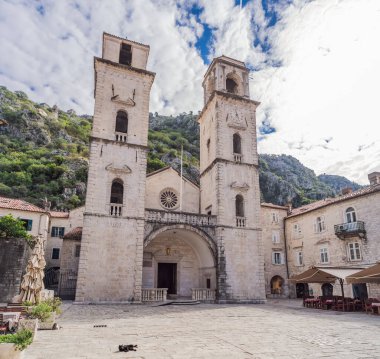 Renkli sokak eski Kotor şehir güneşli bir günde, Karadağ