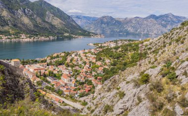 Karadağ. Kotor Körfezi, Kotor Körfezi, Boka Kotorska ve eski şehrin duvarları. Kotor 'un tahkimatları 1979 yılından bu yana UNESCO Dünya Mirasları Listesinde yer alıyor.
