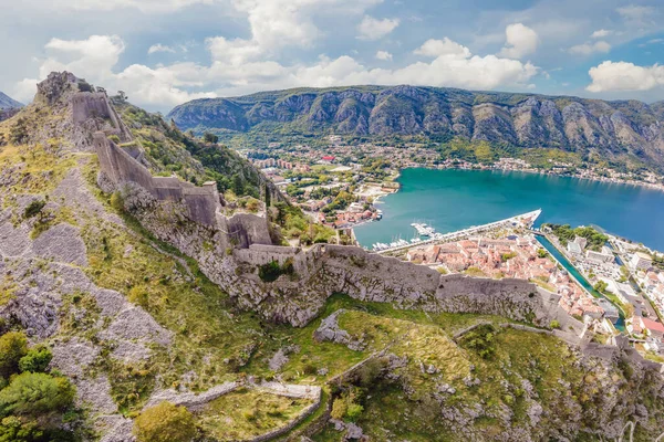 Montenegro. Baía de Kotor, Golfo de Kotor, Boka Kotorska e cidade velha murada. Fortificações de Kotor está na lista do Patrimônio Mundial da UNESCO desde 1979 — Fotografia de Stock
