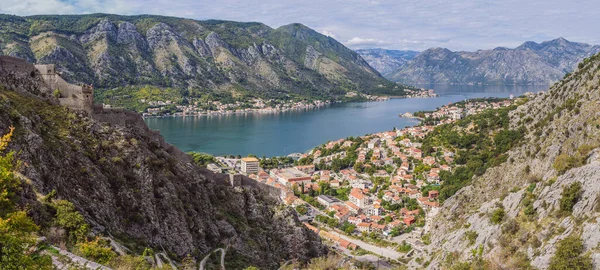 Montenegro. Teluk Kotor, Teluk Kotor, Boka Kotorska dan kota tua berdinding. Benteng Kotor masuk dalam Daftar Warisan Dunia UNESCO sejak 1979 — Stok Foto