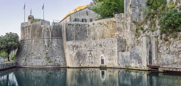 Strada colorata nel centro storico di Kotor in una giornata di sole, Montenegro — Foto Stock