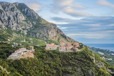 Karadağ 'da Budva tatil beldesi yakınlarındaki dağlar