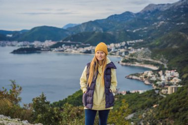 Karadağ 'ın dağlarında sıcak giysiler içinde bir kadın. Karadağ 'a bahar, sonbahar, kış aylarında seyahat