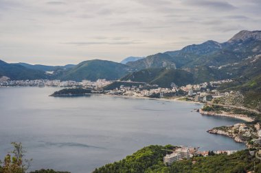 Karadağ 'da Budva tatil beldesi yakınlarındaki dağlar