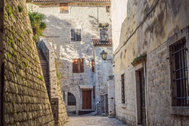 Renkli sokak eski Kotor şehir güneşli bir günde, Karadağ