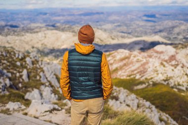 Karadağ 'daki Lovcen Ulusal Parkı' ndaki dağ manzarasında insan gezgini. Karadağ 'a Seyahat