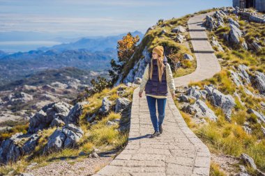Karadağ 'daki ulusal park Lovcen' de dağ manzarasında kadın gezgin. Karadağ 'a Seyahat