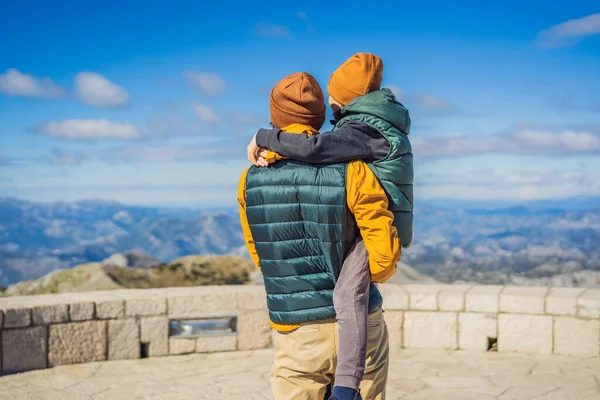 아버지와 아들 여행자들은 몬테네그로의 국립 공원 로벤의 산악 풍경에 있습니다. 아이들의 개념을 가지고 몬테네그로 여행 — 스톡 사진