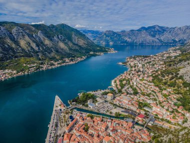 Karadağ. Kotor Körfezi, Kotor Körfezi, Boka Kotorska ve eski şehrin duvarları. Kotor 'un tahkimatları 1979 yılından bu yana UNESCO Dünya Mirasları Listesinde yer alıyor.