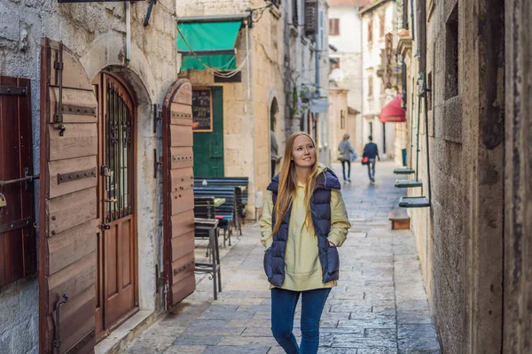 Kvinna turist njuter av färgglada gatan i Gamla stan i Kotor på en solig dag, Montenegro. Resor till Montenegro konceptet — Stockfoto